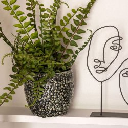 Ansigt i trd metal p fod