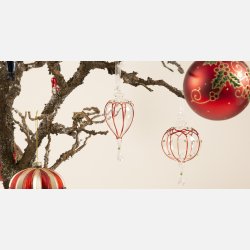 Julekugle af glas med rd stribe