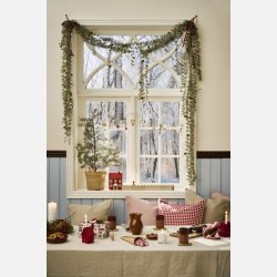 Hus t/fyrfadslys Stillenat rdt hus og tag, samt brun dr