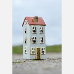 Hus t/fyrfadslys Nyhavn, lysbl m. gul drkarm