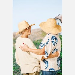 Hat Daisy m/frynset skygge og turkise perler i bindebnd one size