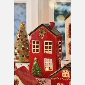 Hus t/fyrfadslys Stillenat juletr foran huset