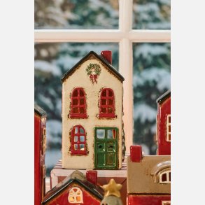 Hus t/fyrfadslys Stillenat grn dr og krans i toppen