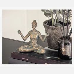 Figur yoga dame antique, st med 2 stk.