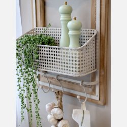 Holder m. kroge og kurv