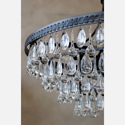 Versailles Lysekrone m. drbeformede glasprismer