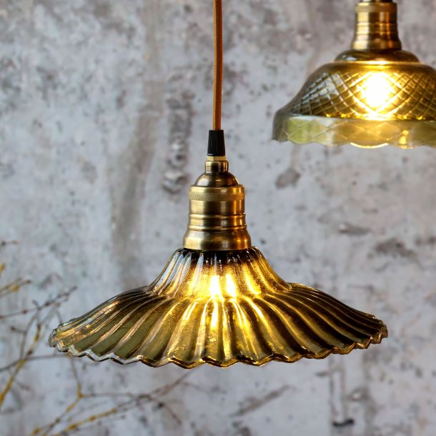 Lampe m. messingtop, rillet, oliven