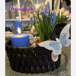 Gavekurv med lys og blomster