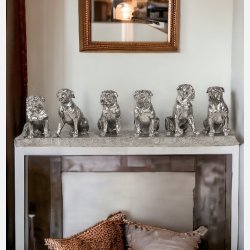 Figur med hunde, slvfarvet