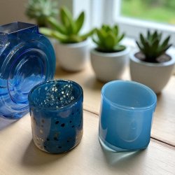 Fyrfadsglas i bl med pletter