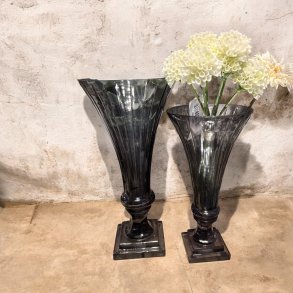 Ciselle vase mrkegr glas