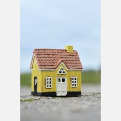 Hus t/fyrfadslys My Home Town, gul m. hvid dr